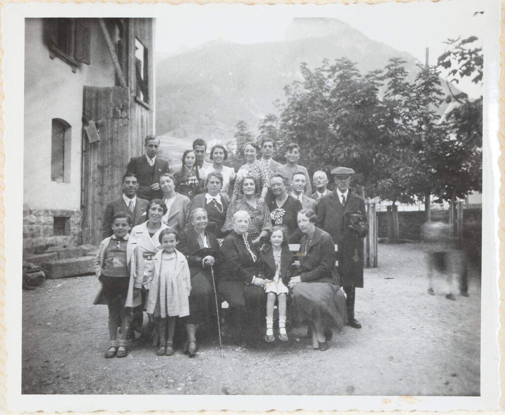 Foto di famiglia sulle Dolomiti, anni Trenta, scattata da mio nonno