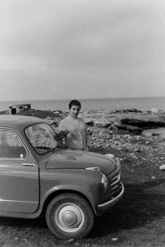Mia madre Carmela accanto alla Fiat 600 di mio padre, sulla costa