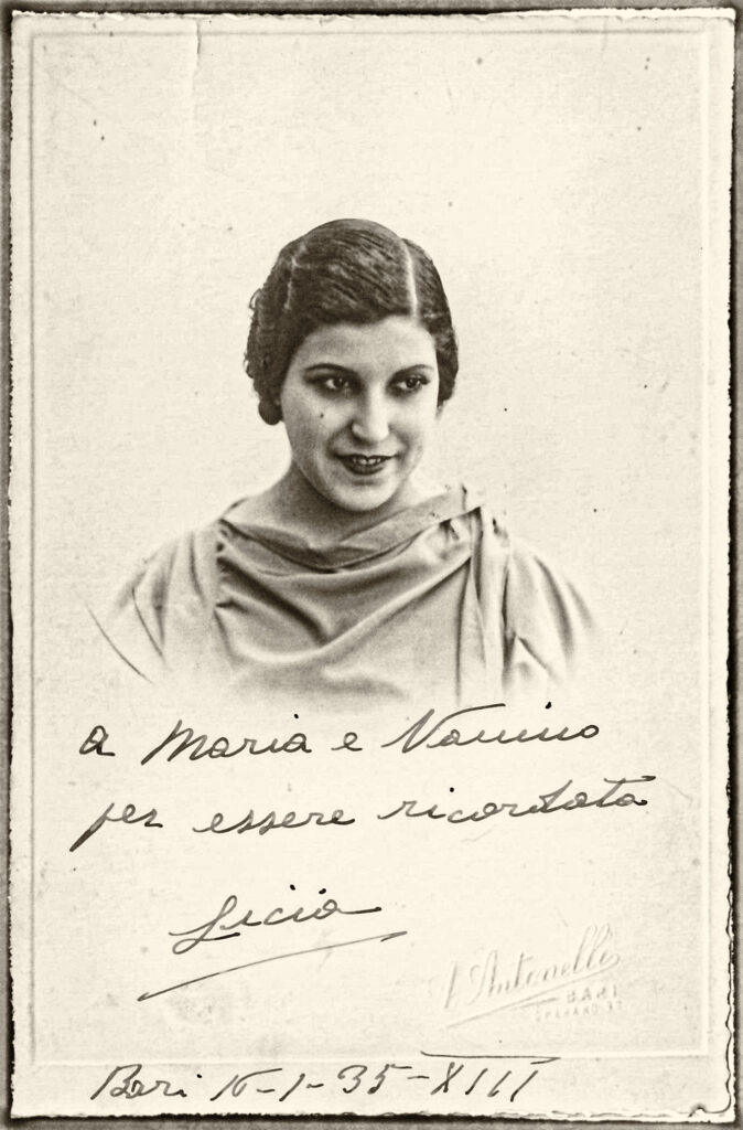 Licia, ritratto nello studio Antonelli a Bari, gennaio 1935