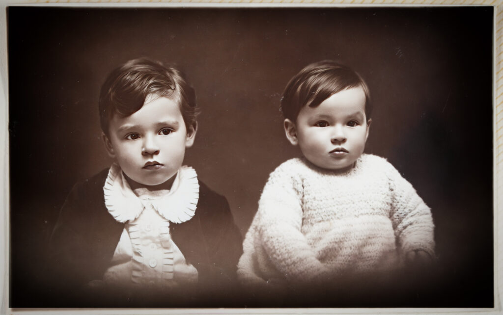 Mio padre Giancarlo e sua sorella Bruna da piccoli, ritratto in studio a Cremona