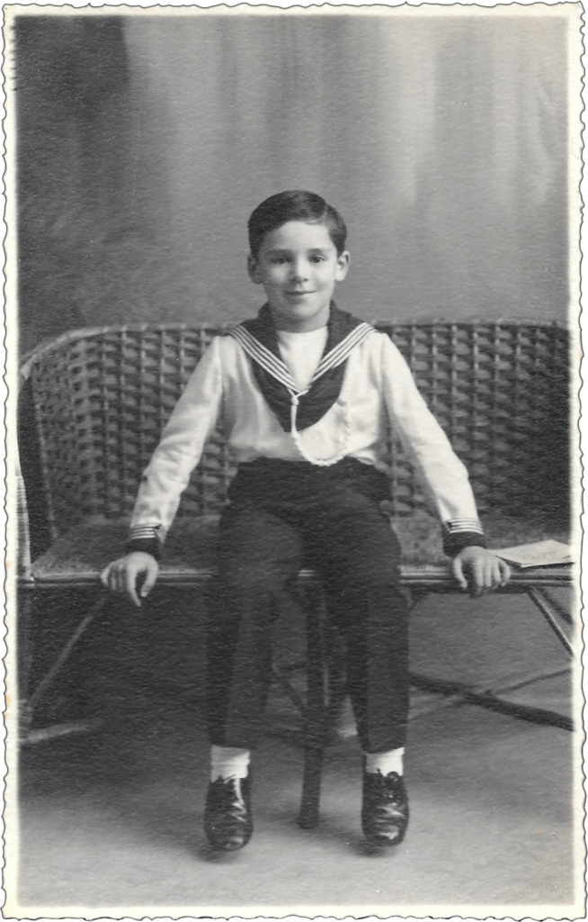 Mio padre Giancarlo da bambino vestito alla marinara, ritratto in studio a Cremona